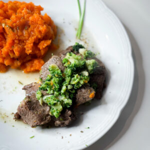 Carne con salsa de brocoli con de zanahorias glaseadas