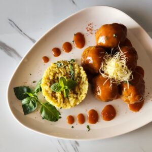 Albondigas estofadas con arroz cremoso