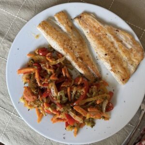 Filet de merluza con de wok de verduras