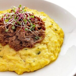 Bondiola braseada con pure de coliflor
