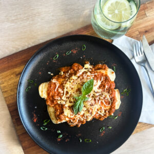 Canelones de ricota y jamon y queso con salsa fileto