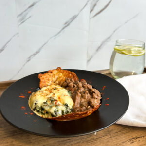 Goulash con espinaca gratinada
