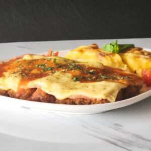 Milanesa napolitana con milhojas de papa