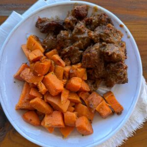 Goulash con zanahorias glaseada