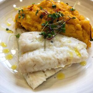 Merluza con salsa de roquefort con de chips de calabaza